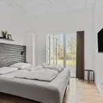 Four-bedroom With A Hot Tub 09