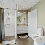Nyaraló Four-bedroom With A Hot Tub 09 *