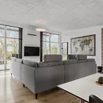 Four-bedroom With A Hot Tub 09