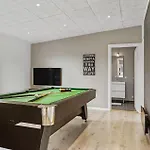 Four-bedroom With A Hot Tub 09