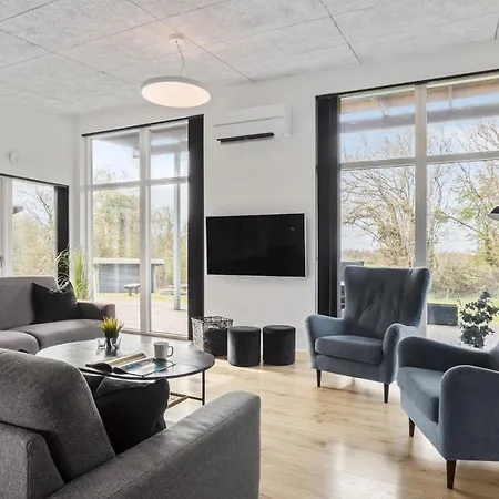Four-bedroom With A Hot Tub 09